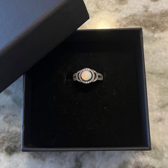 Sterling silver ring. Size 5 - Picture 1 of 4